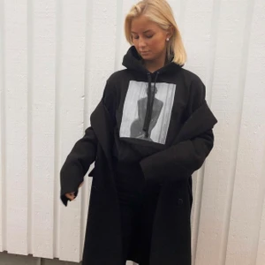 Tröja storlek m  - Jätte cool tröja🤍bra kvalitet och inte använd alls mycket, storleken är lite i storleken men passar mer storleken s