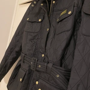 Barbour jacka  - Fin och fodrad Barbour jacka som är perfekt till vår och höst perioder. Spänne i midjan för att kunna få en fin figur med jackan stängd. I super skick och ser helt oanvänd ut. 