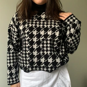 Tröja med polokrage - Snygg tröja som är perfekt under våren med polo krage. Tröjan är från hm och är i strl s 