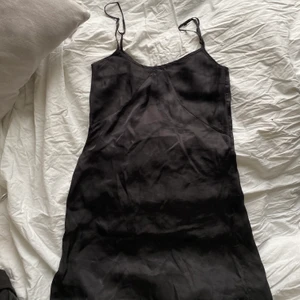 Svart silkesklänning  - Säljer fina silkesklänning då den är för liten för mig💕 Den är i storlek XS och är aldrig använd💕