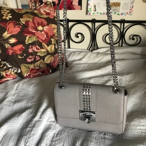 Michael kors - Grå - Aldrig använd  - En grå supersnygg, nätt men ändå rymlig väska från Michael Kors - köpt i USA - fråga för fler önskade bilder - nypris 2500