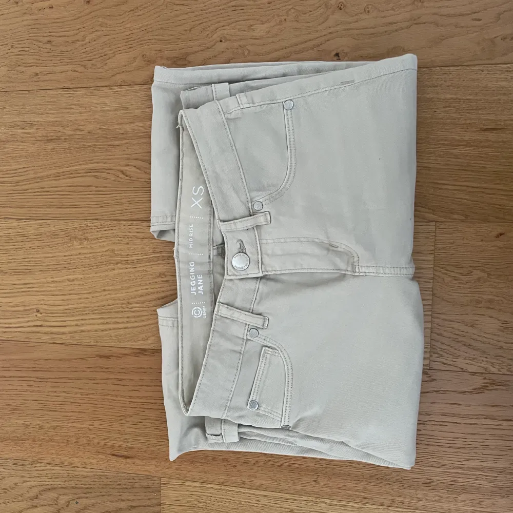 Beiga jeans i storlek XS. Köparen står för frakten 🤍 Kontakta mig för mer information :). Jeans & Byxor.