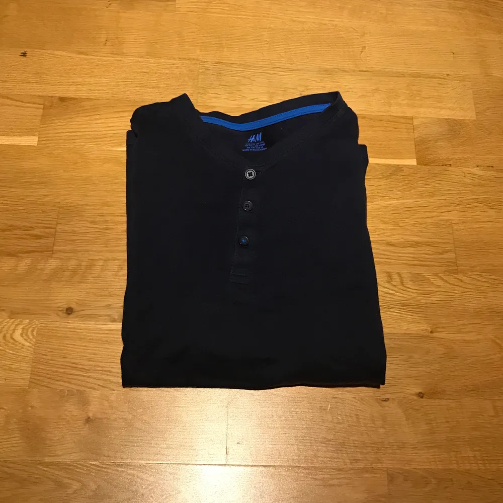 Långärmad shirt från H&M i en mörkblå färg 💙💙💙  Storleken är 170 MEN med tanke på att jag är en M så fungerar den för alla i kroppar som är M och neråt   55kr plus frakt 🚚. Tröjor & Koftor.