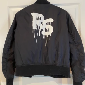 Rebecca Stella Jacka - En fin bomber jacka ifrån Rebecca Stella i mycket fint skick! Storlek M🥰 200kr plus frakt! Buda i kommentarerna🤪