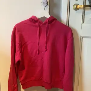 Fin rosa hoodie från NAKD i storlek xs i fint skick. Säljer då den blivit lite för liten för mig som normalt sett har s. Köparen står för frakten💕