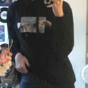 Hoodie - En hoodie köpt på shein som är väldigt tunn, men med ett fint tryck. Knappt använd. För fler biler kontakta. ENDAST SWISCH. KOLLA MIN BIO FÖR MER INFO. 