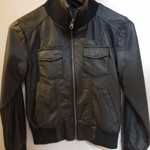 Svart skinnjacka - Höstjacka barn 🌟