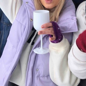  - Superfin och trendig väst från ASOS i lavendel-lila. Storleken är 32 men den är oversized, skulle säga att den passar XS-M. Västen är i väldigt bra skick, den är knappt använd! Originalpris 615kr