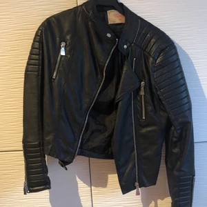 Chiquelle skinnjacka  - Använd ett fåtal gånger, storlek 42