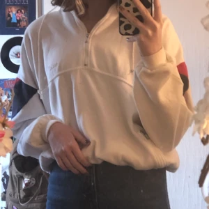 Vintage sweatshirt NCC - En vintage sweatshirt som jag fick av min kompis Farfar så den är ganska gammal. Storleken är lite oklar men jag skulle säga en M. Den har en liten fläck ( se bild 3). Om du vill ha fler bilder så kontakta. ENDAST SWISCH. KOLLA MIN BIO FÖR MER INFO!