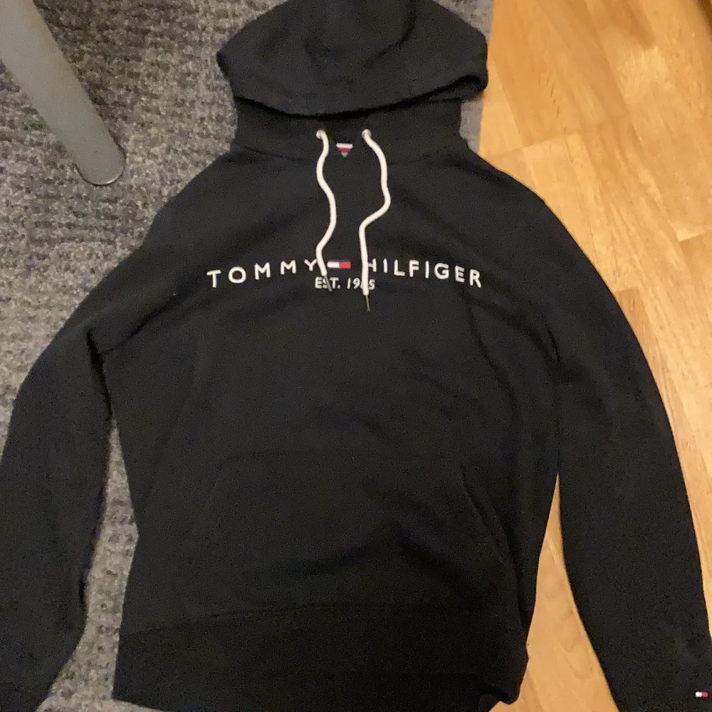 Tommy hilfiger hoodie köpt i NK för 1500kr använd 3 gånger sen dess. Hoodies.