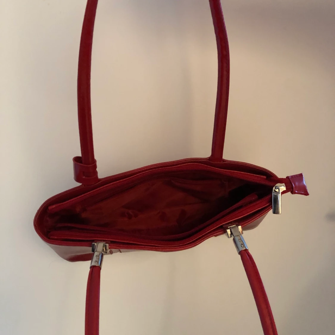 En röd väska  - 90