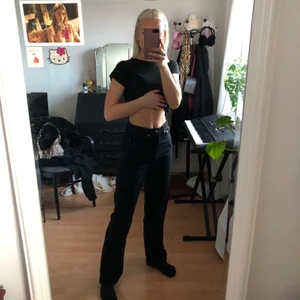 Weekday Row jeans - Svarta jeans från weekday i modellen Row. W27 L32 jag är 168cm lång och de sitter bra i längd på mig:)