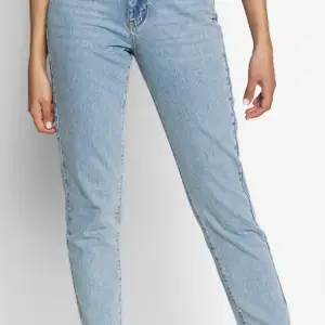 säljer mina blåa dagny mom jeans från Ginatricot då dem är för stora för mig och dem kommer ej till användning. använda 1 gång. 