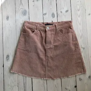 Ljusrosa manchesterkjol från Brandy Melville 💗 Storlek S, i superfint skick förutom två pyttesmå svarta prickar på baksidan som knappt syns. Frakt +66kr 