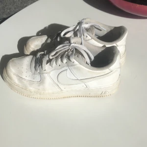 Nike airforce - Nike Airforce vita i storlek 38,5. Har slitningar i hälen och missfärgningar som syns å bild två men inga större skador. 