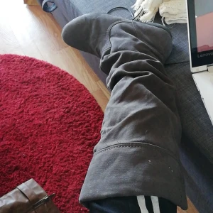 Grå bruna skor  - Skorna slutar precis under knät. Kvaliteten på tyget är bra. Köparen står för frakten. 