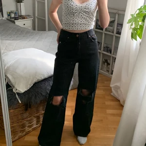 Bershka jeans - Trendiga vida jeans från Bershka i mycket bra skick då de endast är använda 2ggr. Storlek 36, pris 200kr + frakt (66kr) 