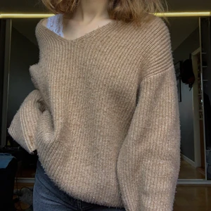 Stickad v-ringad tröja från hm - En brun v-ringad stickad tröja från hm i väldigt bra skick. Storlek S, men den skulle nog också kunna passa en M beroende på hur man vill att den ska sitta. 