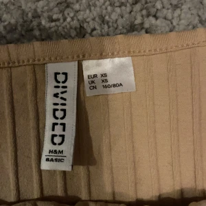 Topp - Jag säljer en jättefin topp från HM. Den är andvänd 1 gång och är i jättefint skick. 