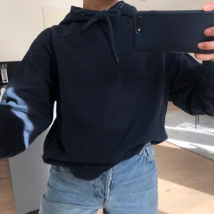 Mörkblå hoodie - Mörkblå hoodie i tunnare tyg, skönare att ha under våren och sommarn! Står ej nån storlek, men sitter bra på mig som vanligtvis har S i hoodies.                                                 FRAKT ÄR INKLUDERAT I PRISET 🌼