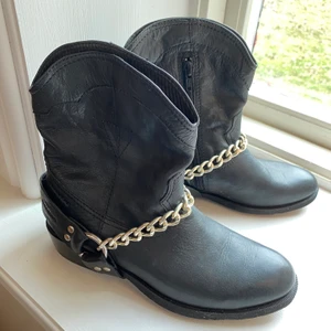 Oanvända boots storlek 36 - Helt oanvända boots i storlek 36. Modellen är ganska smal i foten så passar även en storlek 35. Köparen står för frakt 