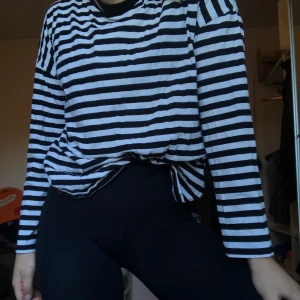 Randig tröja  - Randig tröja i skönt material från BIKBOK. Kan mötas upp/skicka 🌟