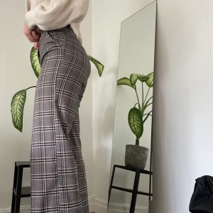 Kostymbyxor från HM  - Snygga kostymbyxor från HM. Köparen står för frakt. 🌸
