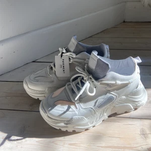 Pavement skor strl 40 - Älskar skorna, köpt i fel storlek och är aldrig använda! Köptes för 1300kr på Raglady. Kan prata om pris, frakt osv.