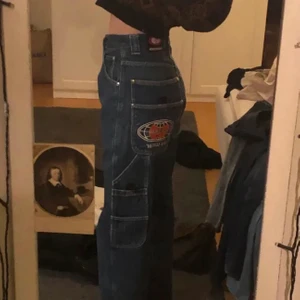Wu tang jeans - Wu tang merch jeans från 90-talet i mycket bra vintage skick! Storlek 26/30. Första bilden är lånad. Skriv gärna vid frågor. Frakten ingår i priset :)