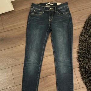 Levis Jeans - Mörkt blåa jeans från Levis. Strechiga och bekväma. 