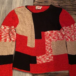 Stickad tröja - Mönstrad tröja i strl M, köpt second hand men bra skick. Kliar inte och sitter fint på :)