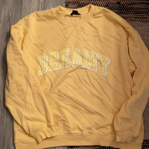 Sweatshirt  - Gul sweatshirt från Monki, oanvänd, strl M.