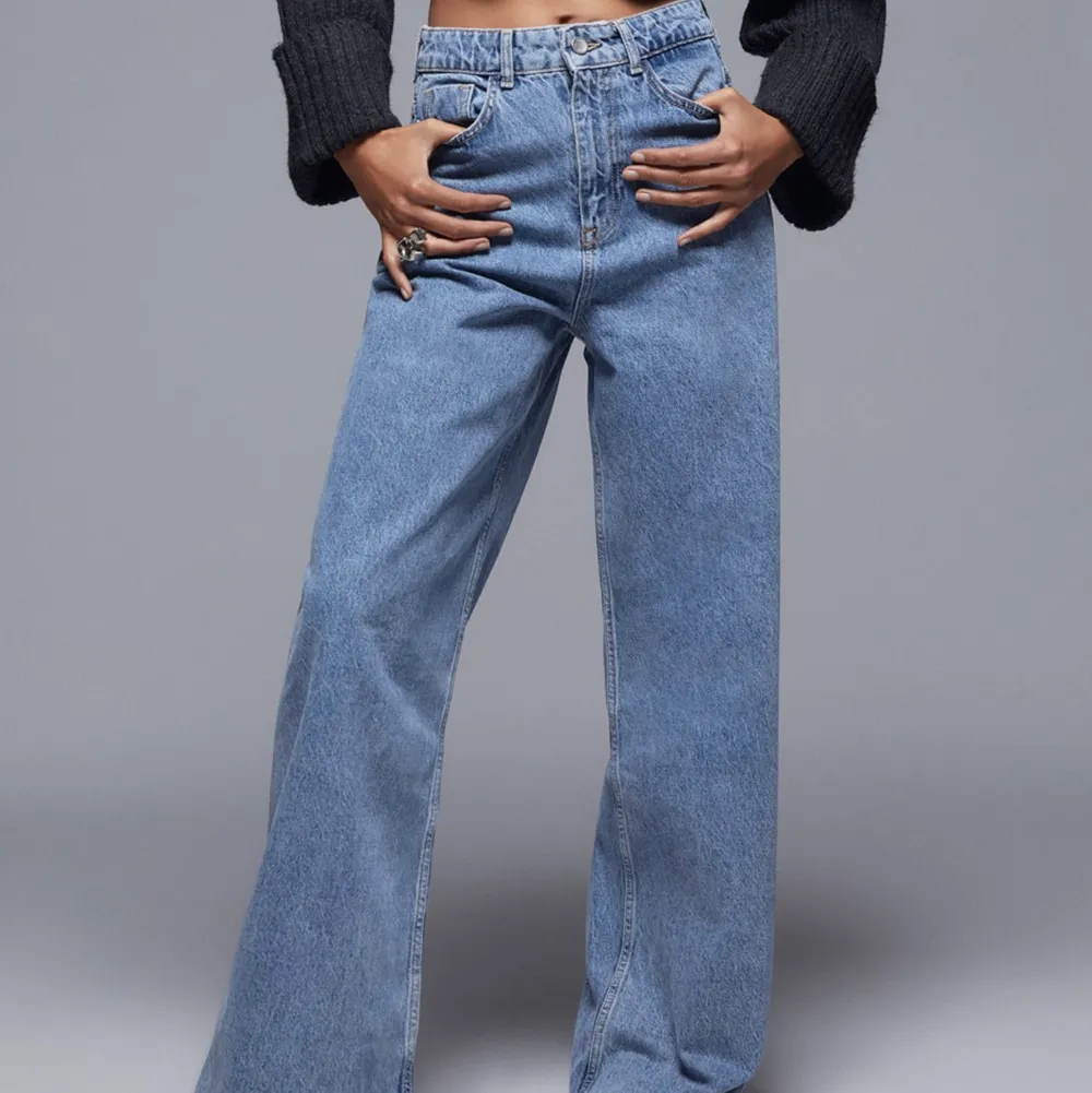 Ett par fina byxor som aldrig använts. I modellen wide. Är 173 cm och dem är långa vid benen och sitter perfekt. Priset från början var 399 kr. Du står för frakten. De är slutsålda på hemsidan . Jeans & Byxor.