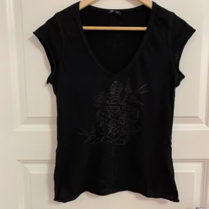 T-shirt JC - En svart t-shirt med tryck, från JC. Storlek M