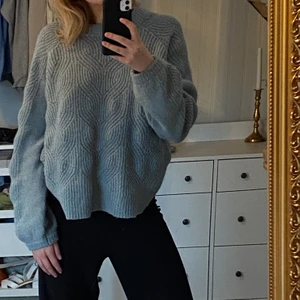Tröja - Ska nu sälja min stickade fina tröja som jag köpte för två månader sedan på Cubus ✨köpte den för 200 men nu säljer jag den för 60 kronor