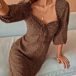 Klänning - Ska sälja denna jättefina klänning som jag köpte ifrån SHEIN för en vecka sen , den var jättefin på och bra kvalitet men inte riktigt min stil så därför säljer jag den. Köpte den för 120 kronor och jag säljer den för 60kronor då den är ny🥰