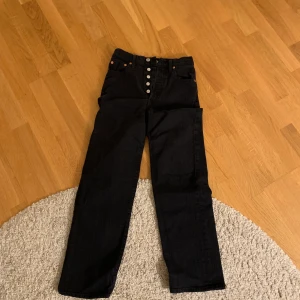 Levis jeans storlek 25 - Snygga Levis jeans i bra skick. Säljer Pga blivit för små för mig. 