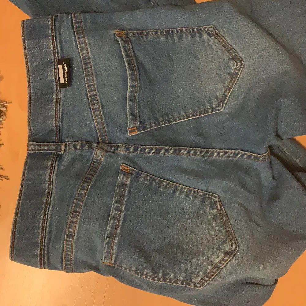 Snygga jeans i modellen bootcut. Pris diskuterats vid snabb affär.. Jeans & Byxor.