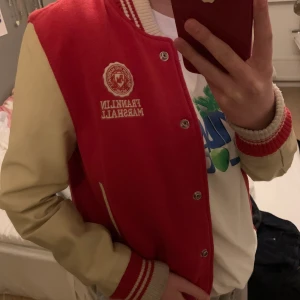 Baseball jacka/varsity jacka - Baseballjacka/varsity jacka, röd med benvita läder armar. Väldigt fint skick. Storlek XS. Märke: franklin marshall. 280kr inklusive frakt. Pris kan diskuteras. 