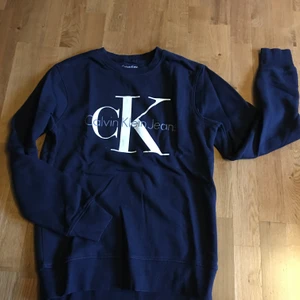 CK sweatshirt  - Stor modell sweatshirt i skön mjuk kvalitet.              Mörkblå, strl M men mer som L.                                       Helt ny, aldrig använd                                                      Frakt tillkommer 
