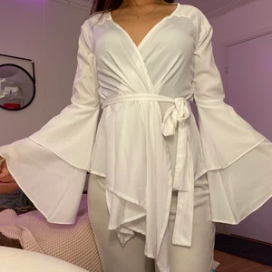 Vit knyt blus  - Sitter jätte fint på använt 2-3ggr köpte den för 250kr kan mötas upp i Stockholm annars står köparen för frakt 