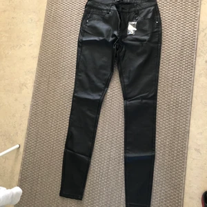 Skinnbyxor  - Helt nya skinnbyxor i strl L, mer som M