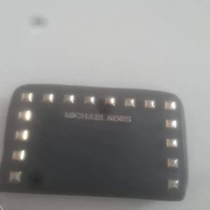 Michael kors plånbok - Michael kors plånbok. Färg: mörkblå/marinblå med guldiga nitar. Köptes i London 2019