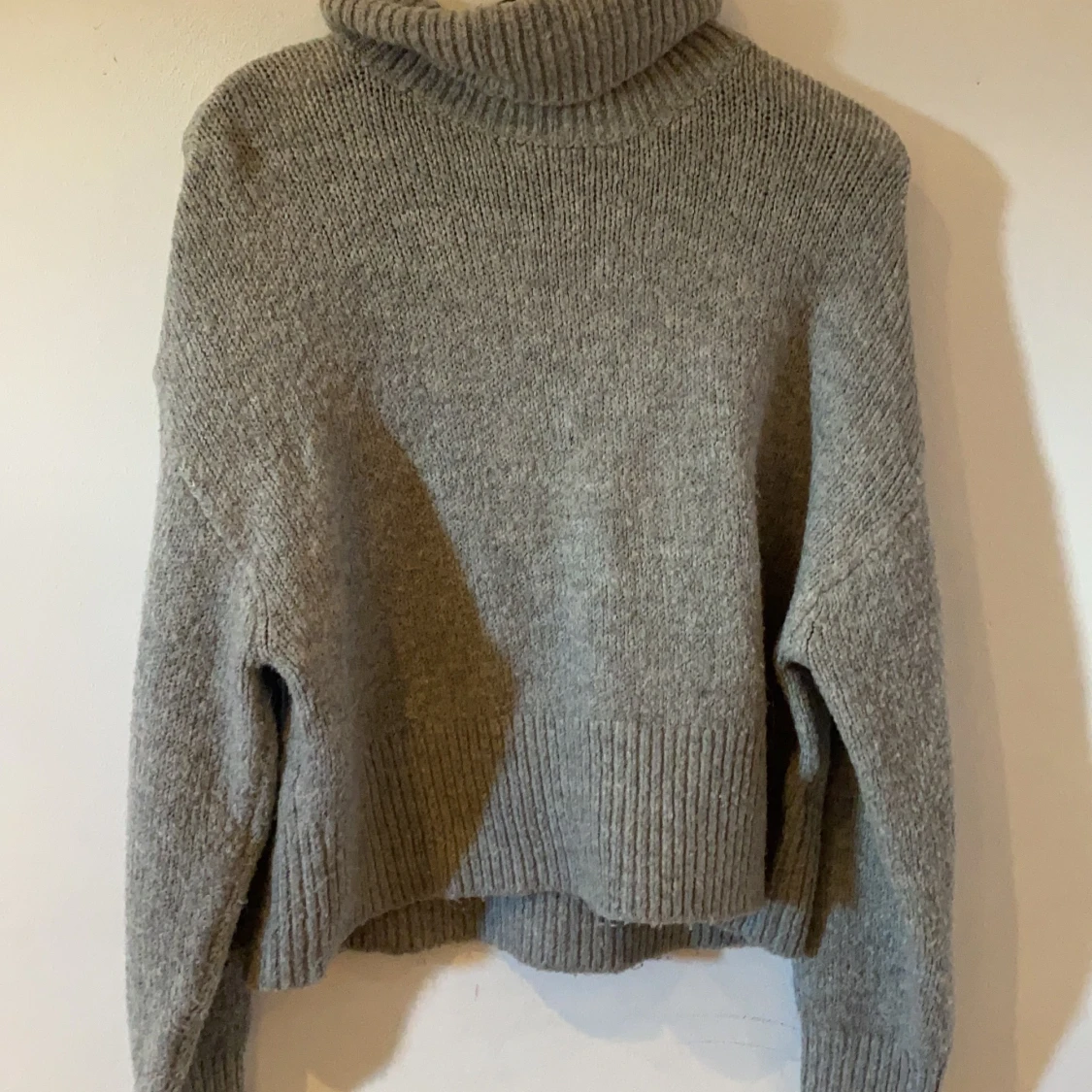 Grå stickad tröja