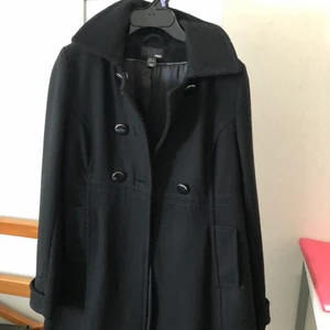 Kappa - Kappa från hm i fint skick, strl xs. Saknas en knapp på kappan, men har knappen så att man kan du in den