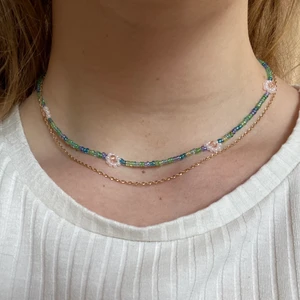 Egenpärlat halsband! - Ett gulligt halsband jag själv pärlat i gröna nyanser med vita blommor💚