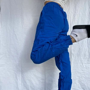 Coola blå byxor - Härliga prasselbyxor i streetstyle. Perfekta till träning, vardags, en cool festival-look eller andra sportiga aktiviteter. Stretchiga i midjan och perfekta på mig som är M/L och 172cm. 