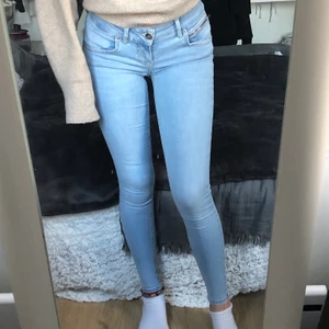 Jeans, BikBok - Ljusblå, lågmidjade jeans från BikBok i storlek S, men passar XS. Köpta för 600kr, säljer för 90kr + frakt 🥰 