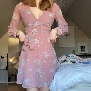 Blommig klänning  - En helt oanvänd klänning som är sååå fin!! 💞  jag är 178 om ni vill jämföra hur lång den är! Köparen står för frakten 🌈